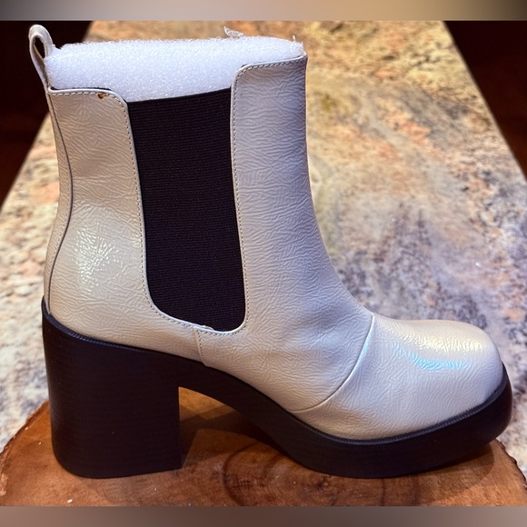Dirty Laumdry Elegant Cream Vinyl Ankle Boots. Size 7.5. NWOT - Picture 6 of 12